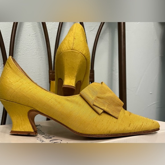 Kenneth Cole Retro 90’s Mustard Bow Kitten Heel UNIQUE! Size 6 1/2. Worn Once! - Picture 3 of 8